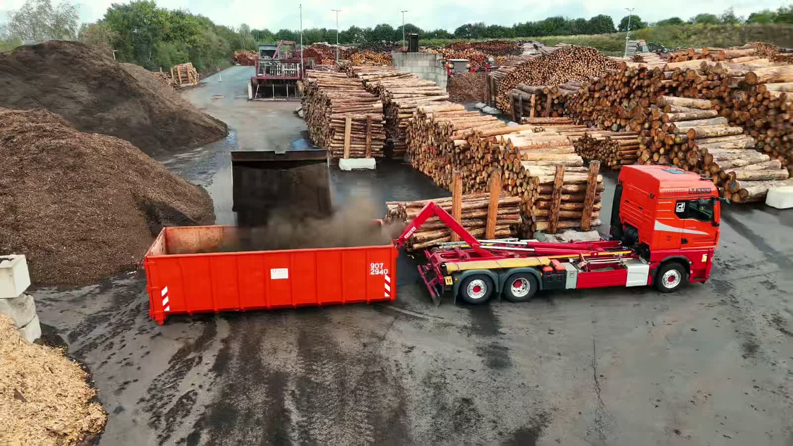 MANN Abrollcontainerfahrzeug bei der Entfallstellenlogistik
