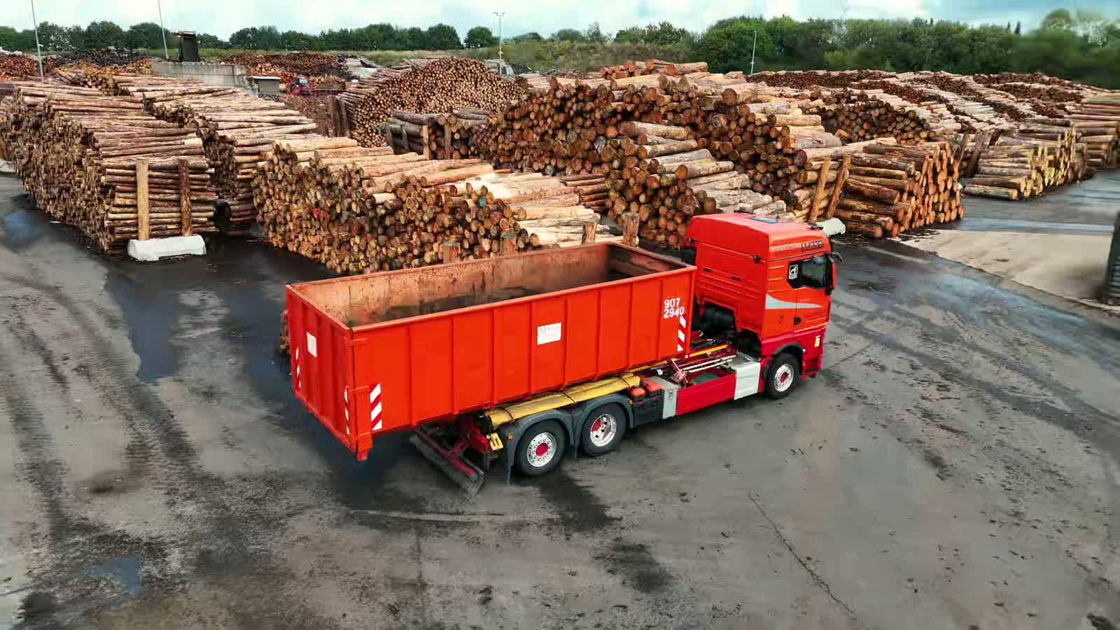 MANN Fahrzeug beim Containertransport